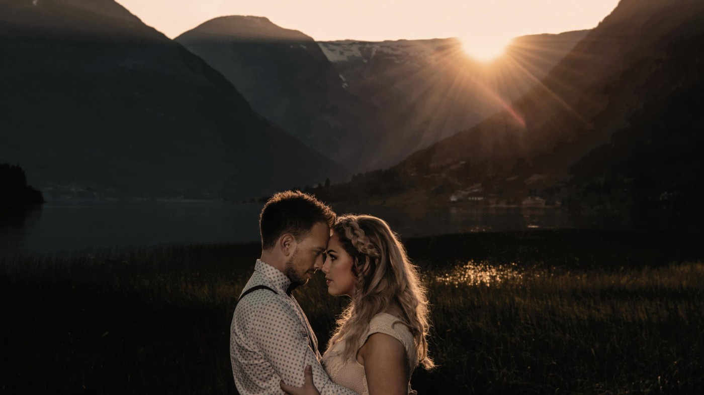 Frøydis Geithus zabiera nas na wyjątkową sesję ślubną na norweskich fiordach