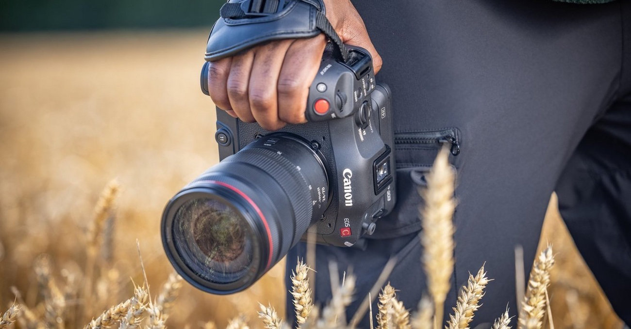 Kamera Canon Cinema EOS C70 + Adapter mocowania Canon EF-EOS R 0.71x Video Mount Adapter
