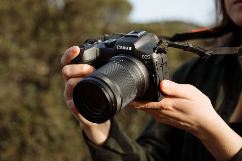 Bezlusterkowiec Canon EOS R7 + RF-S 18-150mm f/3.5-6.3 IS STM + Gratis karta SDXC 128GB Extreme Pro