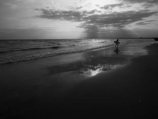 Panasonic LEICA 9mm czarno białe plaża surfing zdjęcie artystyczne