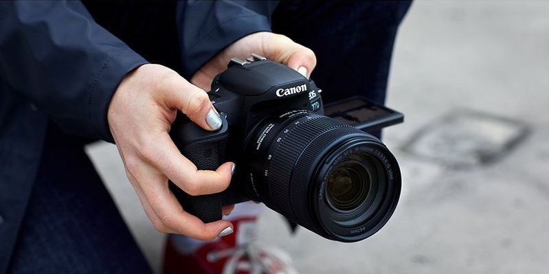 Lustrzanka Canon EOS 77D + 18-55mm f/4.0-5.6 IS STM